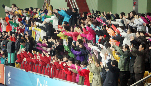 18일 오후 IOC조사평가단이 현지실사를 위해 강원 강릉시 빙상경기장을 방문하자 강원도민 2천여명이 노래를 부르며 동계올림픽 유치 의지를 전하고 있다.