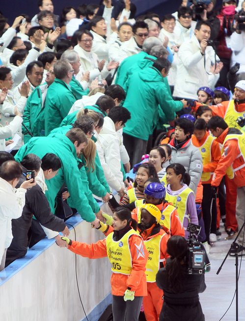 18일 오후  강원 강릉시 빙상경기장에서 IOC조사평가단이 동계올림픽 유치 의지를 전하는 드림프로그램 외국 청소년들과 악수를 하고 있다.
