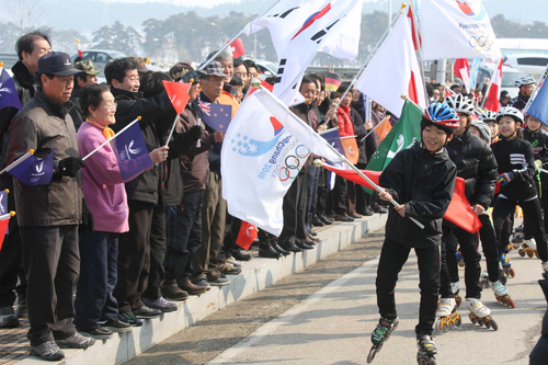 2018 평창동계올림픽에 대한 IOC 조사평가단의 현지실사 사흘째인 18일 강릉 영동대학교 앞에서 주민들이 평가단을 환영하고 있다.