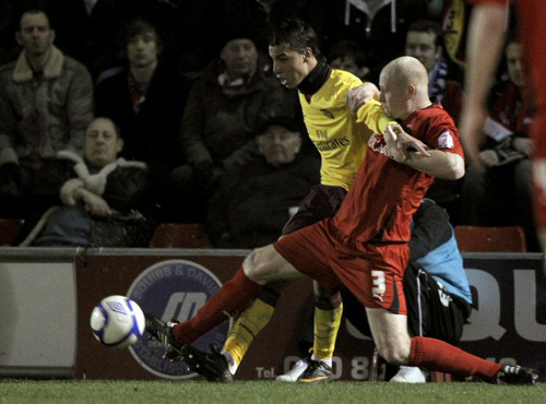 21일(한국시각) 영국 런던 매치룸 스타디움에서 열린 2010-2011시즌 FA컵 16강전 아스널FC-레이튼 오리엔트 경기, 아스널의 마루아네 챠마크(왼쪽)의 공을 레이튼 오리엔트의 앤드류 와잉이 뺏어내고 있다.