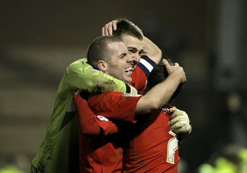 21일(한국시각) 영국 런던 매치룸 스타디움에서 열린 2010-2011시즌 FA컵 16강전 아스널FC-레이튼 오리엔트 경기, 레이튼 오리엔트의 벤 촐리(가운데)가 동점골을 성공시킨뒤 팀 동료들과 기뻐하고 있다.