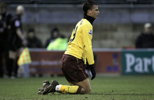 21일(한국시각) 영국 런던 매치룸 스타디움에서 열린 2010-2011시즌 FA컵 16강전 아스널FC-레이튼 오리엔트 경기, 아스널의 마루아네 챠마크가 아쉽게 무승부로 끝나자 무릎을 꿇고 앉아 있다.