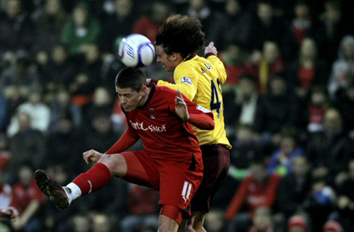 21일(한국시각) 영국 런던 매치룸 스타디움에서 열린 2010-2011시즌 FA컵 16강전 아스널FC-레이튼 오리엔트 경기, 아스널의 이그나시 미구엘(오른쪽)과 레이튼 오리엔트의 알렉스 리벨이 공중 볼다툼을 하고 있다.