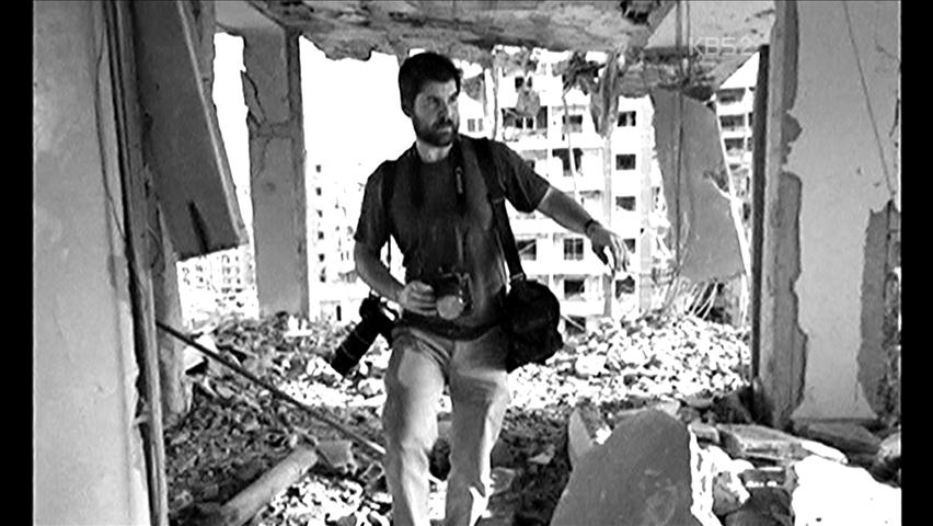 [화제뉴스] 유명 사진 기자 리비아 취재 도중 사망 外