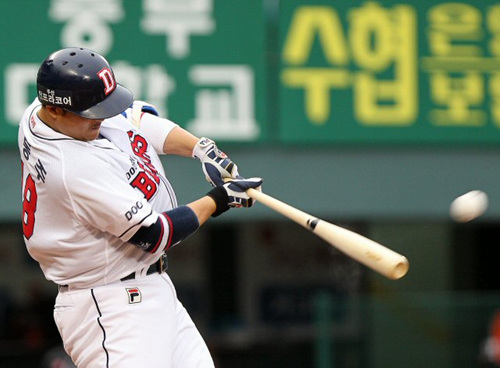 18일 오후 서울 송파구 잠실동 잠실야구장에서 열린 프로야구 두산과 한화의 경기 2회말 무사 상황에서 두산 김동주가 솔로홈런을 치고 있다.