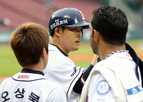 18일 오후 서울 송파구 잠실동 잠실야구장에서 열린 프로야구 두산과 한화의 경기 2회말 무사 상황에서 두산 김동주가 솔로홈런을 친 후 동료들의 축하를 받고 있다.