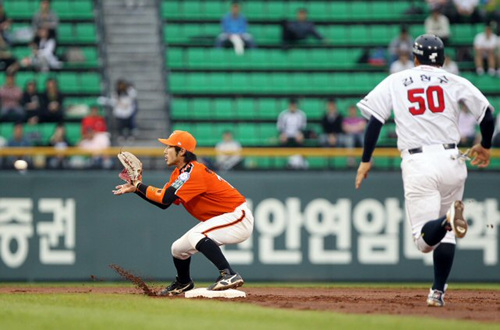 18일 오후 서울 송파구 잠실동 잠실야구장에서 열린 프로야구 두산과 한화의 경기 2회말 1사 1루 상황에서 두산 손시헌의 병살타로 1루주자 김현수가 포스아웃되고 있다.