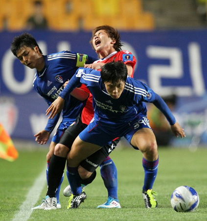 18일 수원월드컵경기장에서 열린 FA(축구협회)컵 32강전 포천시민축구단과 수원 삼성의 경기 후반 팀의 세번째 골을 넣은 수원 최성국(왼쪽)이 동료들의 축하를 받고 있다.