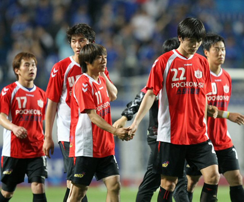 18일 수원월드컵경기장에서 열린 FA(축구협회)컵 32강전 포천시민축구단과 수원 삼성의 경기에서 1대3으로 패한 포천시민축구단 선수들이 경기 후 아쉬운 표정으로 그라운드를 떠나고 있다. 3부리그 격인 챌린저스리그(옛 K3리그) 소속인 포천시민축구단은 전반 0대0으로 대등하게 맞섰지만 후반 세 골을 허용, 1대3으로 패했다.