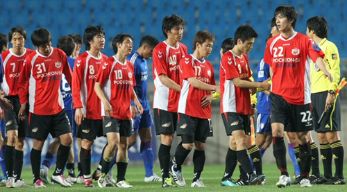 18일 수원월드컵경기장에서 열린 FA(축구협회)컵 32강전 포천시민축구단과 수원 삼성의 경기에서 1대3으로 패한 포천시민축구단 선수들이 경기 후 아쉬운 표정으로 그라운드를 떠나고 있다. 3부리그 격인 챌린저스리그(옛 K3리그) 소속인 포천시민축구단은 전반 0대0으로 대등하게 맞섰지만 후반 세 골을 허용, 1대3으로 패했다.