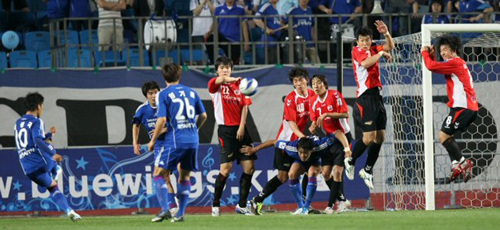 18일 수원월드컵경기장에서 열린 FA(축구협회)컵 32강전 포천시민축구단과 수원 삼성의 경기에서 수원 최성국(왼쪽)이 후반 프리킥으로 팀의 세번째 골을 넣고 있다.