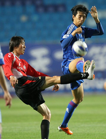 18일 수원월드컵경기장에서 열린 FA(축구협회)컵 32강전 포천시민축구단과 수원 삼성의 경기에서 수원 조지훈(오른쪽)과 포천 조성환이 볼 다툼을 벌이고 있다.