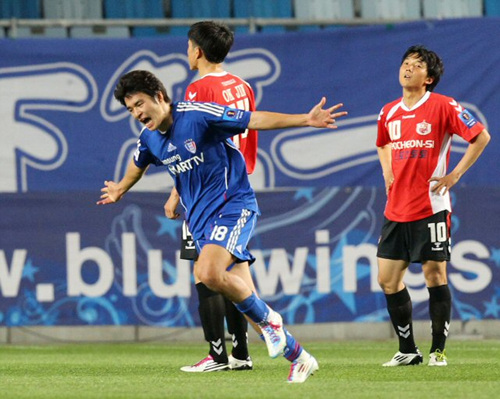 18일 수원월드컵경기장에서 열린 FA(축구협회)컵 32강전 포천시민축구단과 수원 삼성의 경기에서 수원 박종진이 후반 두번째 골을 넣은 뒤 환호하고있다.