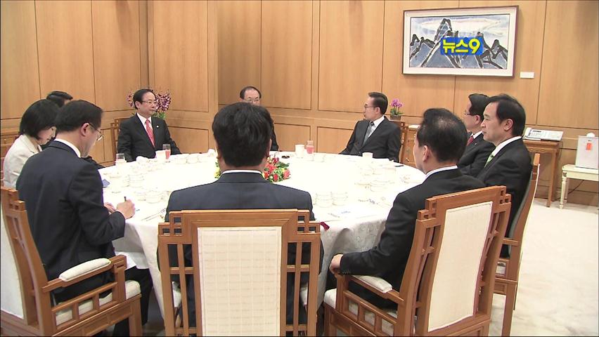 이 대통령 “한나라, 계파 없애고 정책 논의”