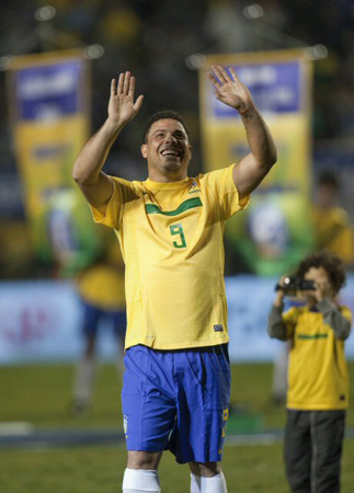 8일(한국시간) 브라질 상파울루 파카엥부 경기장에서 열린 친선경기 브라질-루마니아 경기에서 은퇴식을 가진 브라질의 호나우두가 팬들을 향해 인사를 하고 있다.