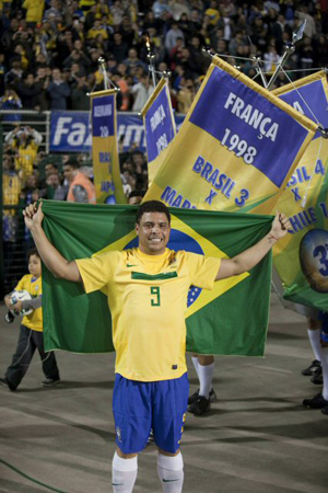 8일(한국시간) 브라질 상파울루 파카엥부 경기장에서 열린 친선경기 브라질-루마니아 경기에서 15분여 동안 뛴 브라질의 호나우두가 은퇴식을 갖고 있다.
경기는 브라질이 루마니아에 1대 0으로 승리했다.