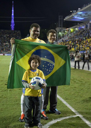 8일(한국시간) 브라질 상파울루 파카엥부 경기장에서 열린 친선경기 브라질-루마니아 경기에서 은퇴식을 가진 브라질의 호나우두(왼쪽)가 두 아들과 함께 기념촬영을 하고 있다.