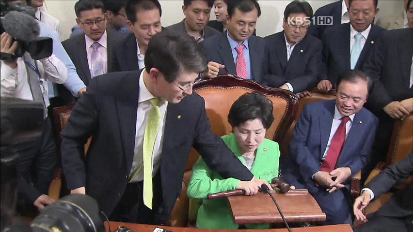 합의 깬 민주, 수신료 인상 처리 ‘물리적 방해’