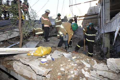 천호동 상가건물 벽 무너져…2명 매몰