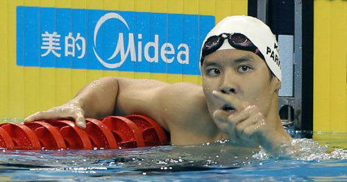 24일 중국 상하이 오리엔탈 스포츠센터 수영장에서 열린 2011 국제수영연맹(FINA) 세계수영선수권 남자 400m 자유형 결승, 대한민국 박태환이 우승을 확정 지은 후 기뻐하고 있다.