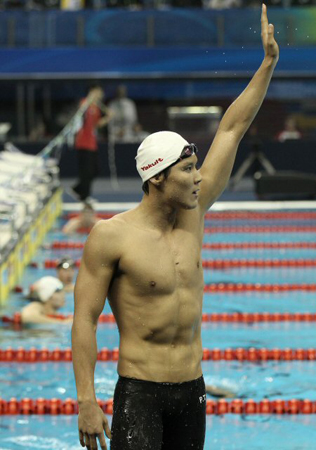 24일 중국 상하이 오리엔탈 스포츠센터 수영장에서 열린 2011 국제수영연맹(FINA) 세계수영선수권 남자 400m 자유형 결승, 대한민국 박태환이 우승한 후 관중들의 환호에 답례하고 있다.