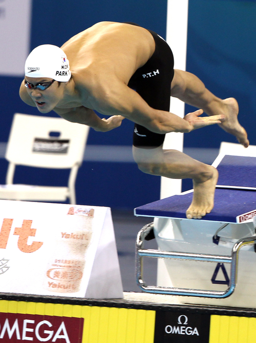 25일 중국 상하이 오리엔탈 스포츠센터 수영장에서 열린 2011 국제수영연맹(FINA) 세계수영선수권대회 남자 자유형 200m 예선에서 박태환이 힘찬 출발을 하고 있다.