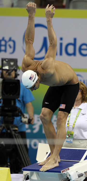 25일 중국 상하이 오리엔탈 스포츠센터 수영장에서 열린 2011 국제수영연맹(FINA) 세계수영선수권대회 남자 자유형 200m 예선에서 미국의 마이클 펠프스가 출발 준비를 하고 있다.