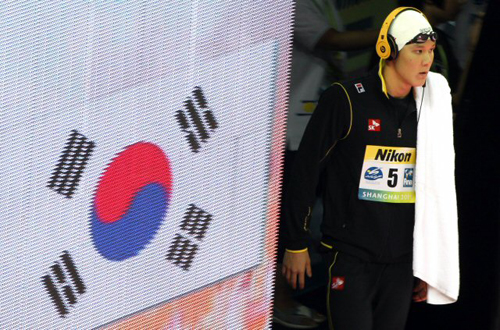 25일 저녁 중국 상하이 오리엔탈 스포츠센터 수영장에서 열린 2011 국제수영연맹(FINA) 세계수영선수권대회 남자 자유형 200m 준결승전에서 박태환이 태극기와 함께 입장하고 있다.