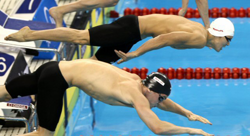 25일 저녁 중국 상하이 오리엔탈 스포츠센터 수영장에서 열린 2011 국제수영연맹(FINA) 세계수영선수권대회 남자 자유형 200m 준결승전에서 5번 레인의 박태환이 4번 레인의 베르슈렌 세바스찬(네덜란드)보다 빠른 출발을 보여주고 있다.