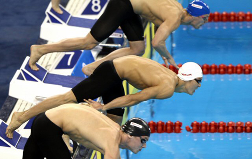 25일 저녁 중국 상하이 오리엔탈 스포츠센터 수영장에서 열린 2011 국제수영연맹(FINA) 세계수영선수권대회 남자 자유형 200m 준결승전에서 박태환이 힘차게 출발하고 있다.