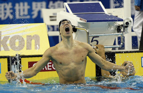 25일 저녁 중국 상하이 오리엔탈 스포츠센터 수영장에서 열린 2011 국제수영연맹(FINA) 세계수영선수권대회 남자 접영 50m 결승전에서 브라질의 씨엘로 필로 세자르가 23초10으로 우승한 후 환호하고 있다.