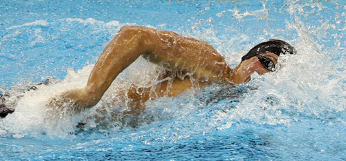 25일 저녁 중국 상하이 오리엔탈 스포츠센터 수영장에서 열린 2011 국제수영연맹(FINA) 세계수영선수권대회 남자 자유형 200m 준결승전 2조 경기에서 미국의 라이언 록티가 역영하고 있다.