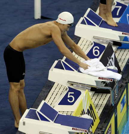 25일 저녁 중국 상하이 오리엔탈 스포츠센터 수영장에서 열린 2011 국제수영연맹(FINA) 세계수영선수권대회 남자 자유형 200m 준결승전에서 박태환이 경기 시작전 발판을 닦고 있다.