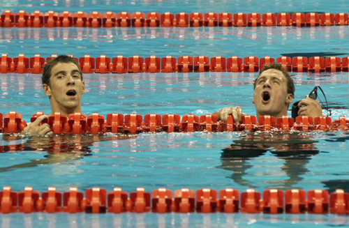 25일 저녁 중국 상하이 오리엔탈 스포츠센터 수영장에서 열린 2011 국제수영연맹(FINA) 세계수영선수권대회 남자 자유형 200m 준결승전 2조 경기에서 미국의 라이언 록티(오른쪽), 마이클 펠프스가 경기를 마친 후 숨을 고르고 있다.