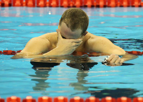 25일 저녁 중국 상하이 오리엔탈 스포츠센터 수영장에서 열린 2011 국제수영연맹(FINA) 세계수영선수권대회 남자 접영 50m 결승전에서 브라질의 씨엘로 필로 세자르가 23초10으로 우승한 후 기쁨의 눈물을 흘리고 있다.