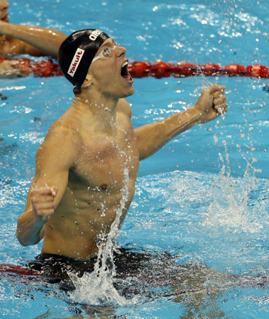 25일 저녁 중국 상하이 오리엔탈 스포츠센터 수영장에서 열린 2011 국제수영연맹(FINA) 세계수영선수권대회 남자 접영 50m 결승전에서 브라질의 씨엘로 필로 세자르가 23초10으로 우승한 후 환호하고 있다.