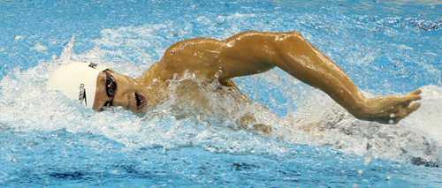 25일 저녁 중국 상하이 오리엔탈 스포츠센터 수영장에서 열린 2011 국제수영연맹(FINA) 세계수영선수권대회 남자 자유형 200m 준결승전에서 박태환이 힘차게 물살을 가르고 있다.