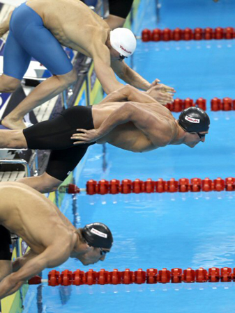 25일 저녁 중국 상하이 오리엔탈 스포츠센터 수영장에서 열린 2011 국제수영연맹(FINA) 세계수영선수권대회 남자 자유형 200m 준결승전 2조 경기에서 미국의 라이언 록티(가운데)가 독일의 파울 비더만(위), 미국의 마이클 펠프스보다 빠른 출발을 보이고 있다.