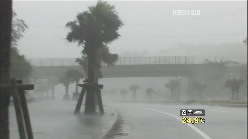 태풍 무이파 오키나와 강타, 8만 가구 정전