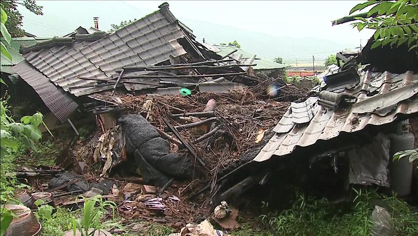 ‘무너지고 잠기고’…강원·충청 200mm 폭우