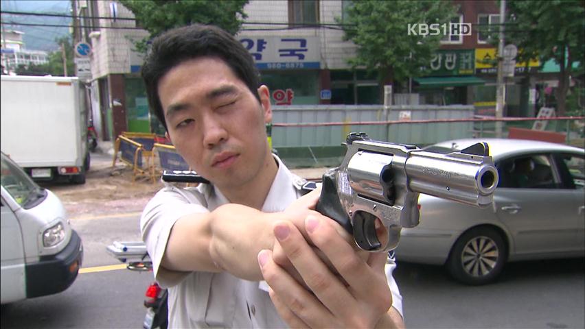 경찰 찌르고 달아난 용의자 ‘경고 사격’ 검거