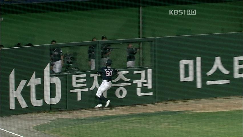 [오늘의 영상] ‘멋지게 점프!’ 김현수 호수비