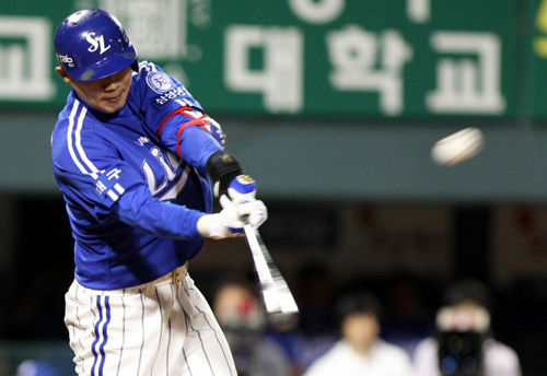 27일 오후 잠실야구장에서 열린 2011 프로야구 두산과 삼성 경기. 3회초 2사 만루 삼성 강봉규가 5-2 역전에 성공하는 3타점 우전 2루타를 때리고 있다.