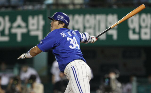 27일 서울 잠실경기장에서 열린 2011 프로야구 삼성과 두산의 경기 3회말 2사 주자 만루 상황에서 삼성 최형우가 동점 2점 적시타를 치고 있다.