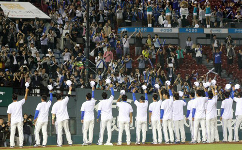 삼성 라이온즈가 27일 오후 잠실야구장에서 펼쳐진 2011프로야구 두산과의 경기에서 승리를 거두고 정규 시즌 우승을 확정지었다. 이날 경기가 끝난 뒤 선수들이 관중들의 환호에 답하고 있다