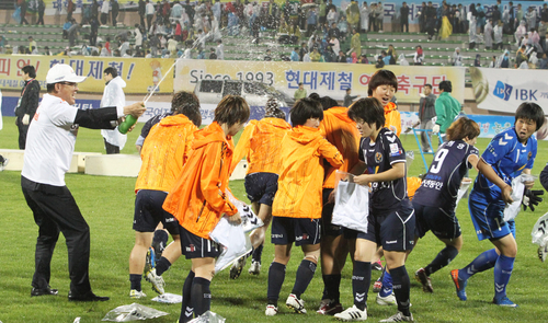 29일 충북 보은공설운동장에서 열린 여자축구 'IBK 기업은행 2011 WK리그' 챔피언결정전에서 현대제철을 3대1로 누르고 챔피언에 오른 고양대교 선수들이 샴페인을 터트리며 환호하고 있다.