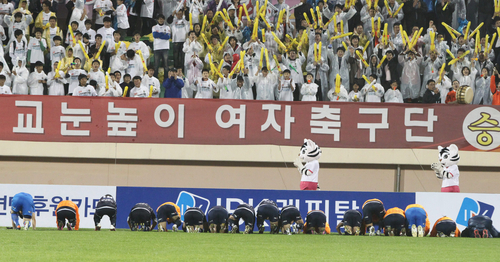 29일 충북 보은공설운동장에서 열린 여자축구 'IBK 기업은행 2011 WK리그' 챔피언결정전에서 현대제철을 3대1로 누르고 챔피언에 오른 고양대교 선수들이 응원단 앞에서 큰절을 하고 있다.