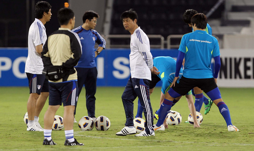 AFC챔피언스리그 준결승 2차전 알사드팀과의 경기를 치를 수원삼성 블루윙즈 팀 선수들이 25일(현지시간) 카타르 도하 자심 빈 하마드 스타디움에서 적응 훈련을 가졌다. 윤성효 감독이 선수들에게 훈련을 지시하고 있다.