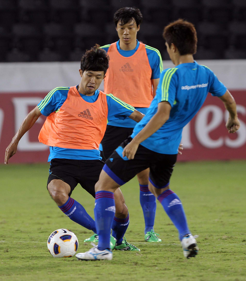 AFC챔피언스리그 준결승 2차전 알사드팀과의 경기를 치를 수원삼성 블루윙즈 팀 선수들이 25일(현지시간) 카타르 도하 자심 빈 하마드 스타디움에서 적응 훈련을 가졌다. 이상호(왼쪽)와 오범석이 볼을 다투고 있다.