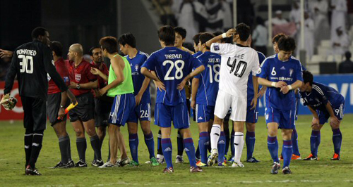 AFC챔피언스 리그 준결승 2차전 수원삼성 블루윙즈와 알사드 팀의 경기가 27일 새벽(한국시간) 카타르 도하 자심 빈 하마드 스타디움에서 열렸다.블루윙즈가 1-0으로 승리했으나 골득실 차로 결승 진출에 실패했다.경기 직후 오범석 선수등 블루윙즈 선수들이 심판에게 편파판정에 대해 항의 하고 있다.